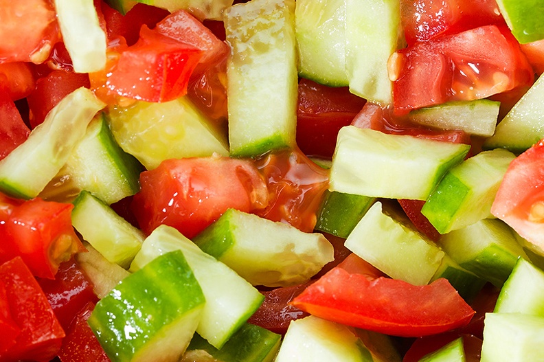 Summer temperatures here at the moment, so time for a BBQ. Here the start of a nice salad with tomatoes and cucumber.