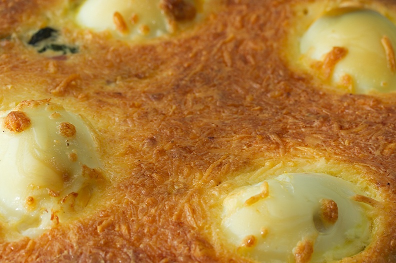 Delicious quiche with spinach, egg and cheese