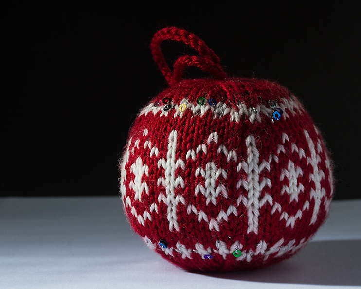 Another knitted Christmas ball