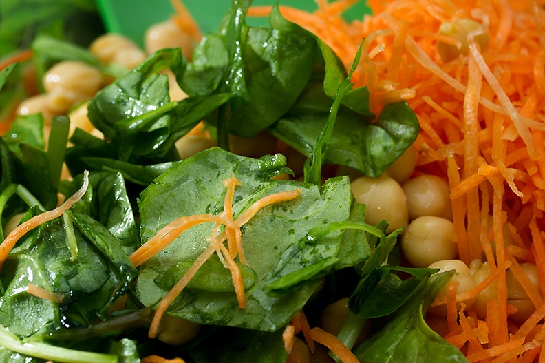 Busy making a salad. Spinach, carrots and chickpeas. Added a nice dressing and nuts afterwards.