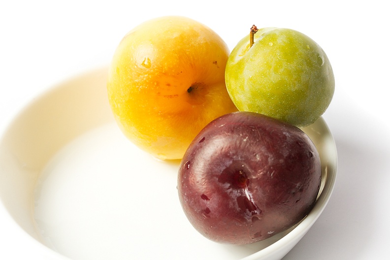 3 different colored plums. Nice evening vitamins!