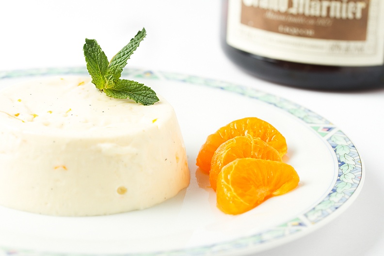 It's King's Day today, so time for a good dessert. Mandarin pannacotta with fresh mandarin juice and Grand Marnier