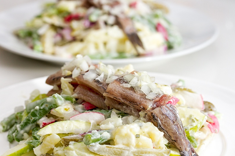 Salted herring (with onions) on a nice salad with potatoes, radish, apple, green beans, red onions and a yoghurt dressing. Perfect for a hot day!
