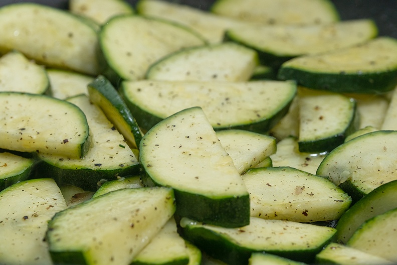 Baking courgette with pepper and salt.