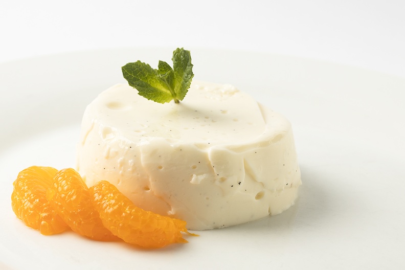 King's Day here, a good reason to make a special dessert. Panna cotta with vanilla, mandarin juice and a touch of Grand Marnier.