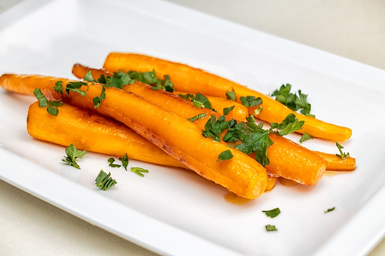 Baked carrots with honey and parsley
